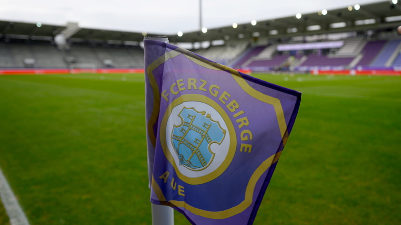 Hat die Polizei einen Fußballfan von Erzgebirge Aue in Halle schwer verletzt?