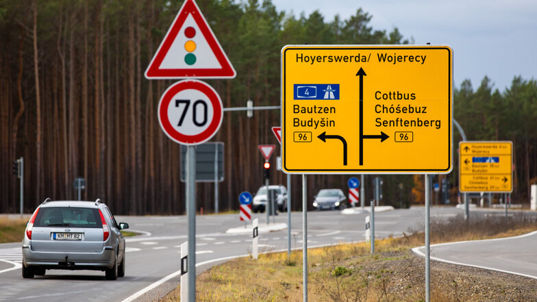 Hier zu sehen: vorn ein „gegliederter Vorwegweiser“ – Verkehrszeichen 439, im Hintergrund ein „Tabellenwegweiser“ – Verkehrszeichen 434.