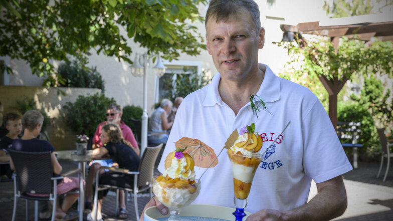 Inhaber Mario Tege in seinem Koselitzer Eiscafé: An Gästen mangelt es dem Lokal nicht. Besonders gefragt: Eisbecher, wie hier mit Pfirsichgeschmack.