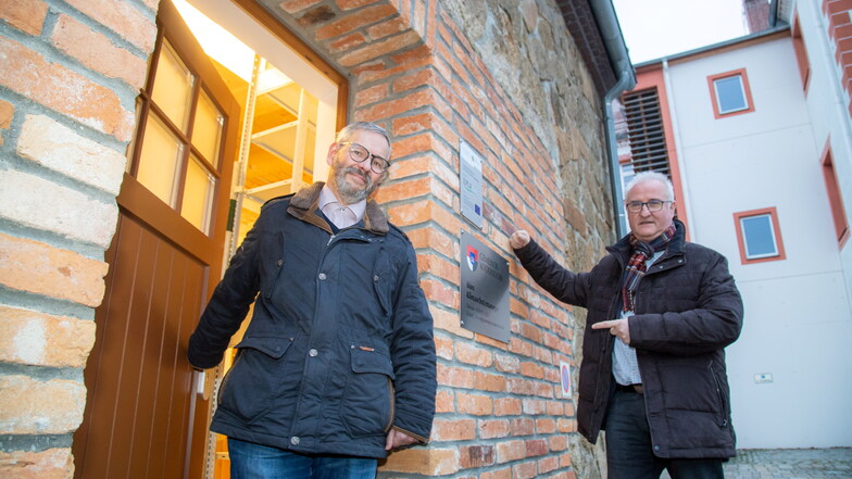 Kodersdorfs Klimaschutzmanager Andreas Schneider (li.) und Bürgermeister René Schöne können sich freuen: Ihre Gemeinde ist mit einem Klimaschutzpreis ausgezeichnet worden.