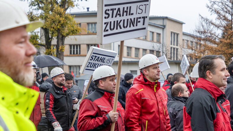 "Stahl ist Zukunft" steht auf vielen Protestschildern der sächsischen Stahlwerker. Sie haben sich am Freitagmorgen in Gröditz zum Aktionstag für einen Brückenstrompreis zusammengefunden.