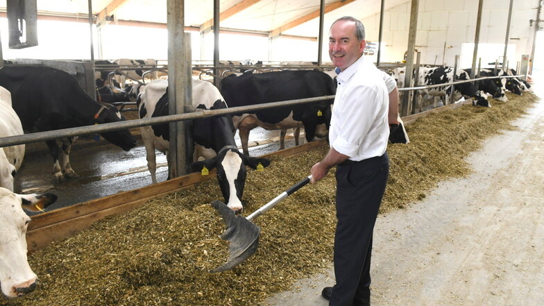 Hubert Aiwanger, Bundesvorsitzender der Freien Wähler, beim Besuch im Somsdorfer Kuhstall.