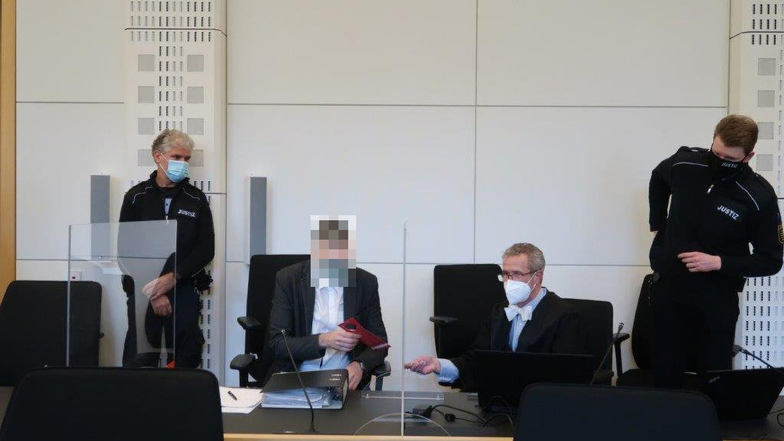 Alexander B., hier mit seinem Verteidiger Carl-Christian Roß (r.) zum Prozessauftakt am Landgericht Dresden, will sich zu den schweren Vorwürfen äußern.