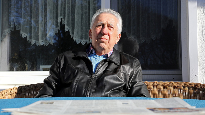 Der ehemaliger DDR-Staatschef Egon Krenz sitzt auf der Terrasse seines Hauses.