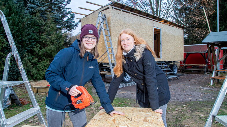 Hannah Schwerdtner (links) und Julia Koltermann gehören zum Jugendclub Biehain, der sich gerade einen eigenen Bauwagen als Domizil baut.