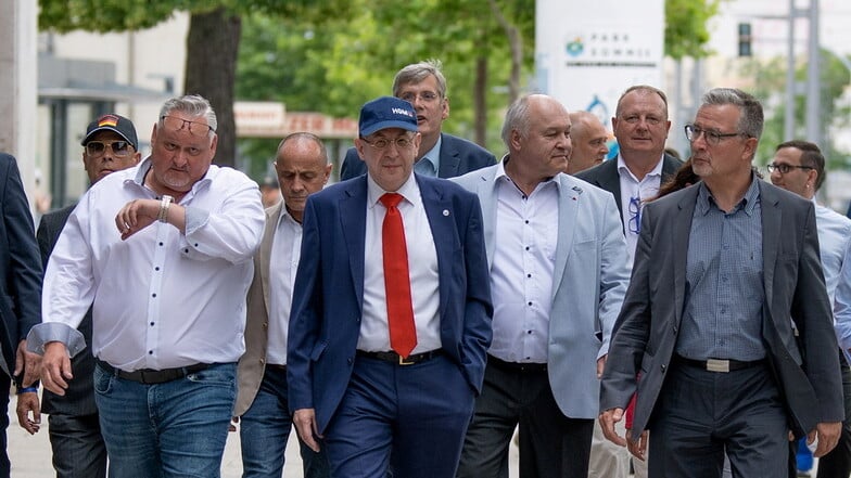 Landesvorsitzender Heiko Petzoldt (l.) und Hans-Georg Maaßen (M.) auf dem Weg zu einer Wahlkampfveranstaltung der Werteunion in Chemnitz.