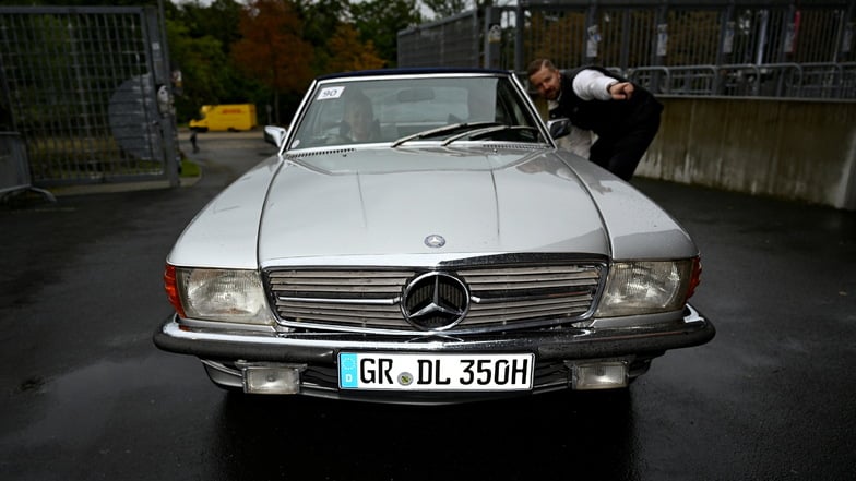 Mercedes-Benz SL350 , Baujahr 1971, mit Fahrer David Ledwon und Beifahrerin Daniela Ledwon.