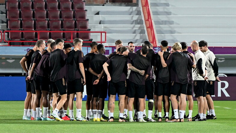 Die deutsche Mannschaft, hier beim Training in Katar, muss am Abend gegen die starken Spanier antreten.
