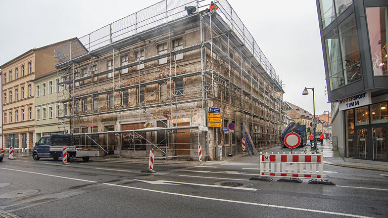 Das Eckhaus Äußere Lauenstraße/Goschwitzstraße in Bautzen wurde am Mittwoch eingerüstet. Die große Sanierung erfolgt aber noch nicht.