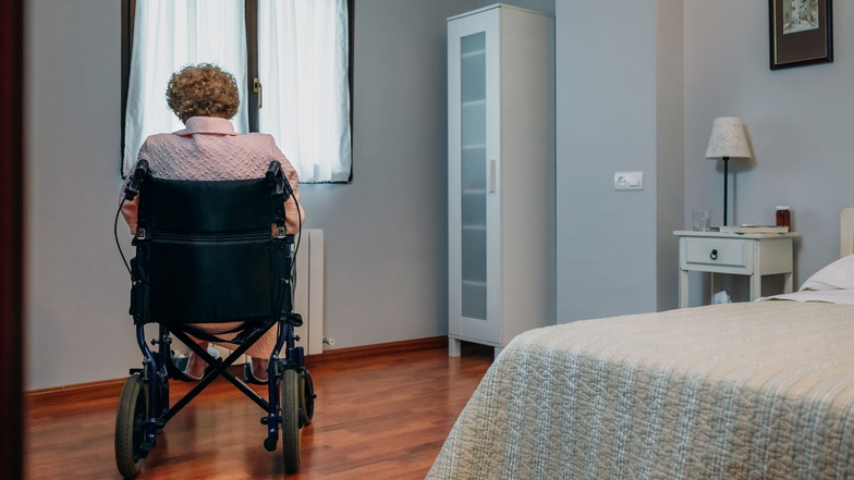 Geschützt, aber einsam: Eine Seniorin in der Corona-Zeit in einem Pflegeheim.