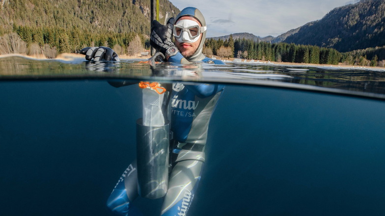 Mit Tutima in die Tiefe: Extremsportler Tolga Taskin taucht 2020 mit einer M2-Pioneer 74,8 Meter in den Kärntener Weißensee ab.