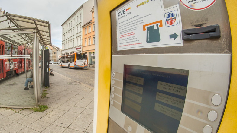Die alten Fahrscheinautomaten – wie hier am Görlitzer Demianiplatz – haben bald ausgedient. Bis Oktober sollen die Nachfolger aufgebaut werden.