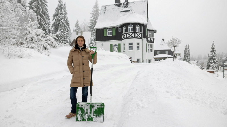Nicole Kraut vor ihrer verschneiten Villa in Oberbärenburg. Den Schnee muss sie nur für sich selbst wegschippen.