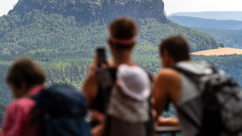 Touristen bewundern von der Bastei die Aussicht auf den Lilienstein.