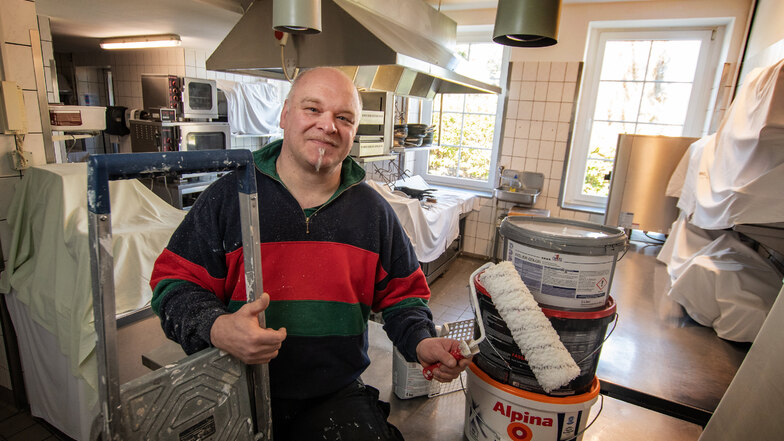 Torsten Koschinsky, Inhaber des Hotels Weiße Taube in Döbeln, nutzt die Zwangspause unter anderem für Renovierungsarbeiten und eine Grundreinigung in der Küche. Er hofft, dass der Betrieb Ende Mai wieder aufgenommen erden kann.