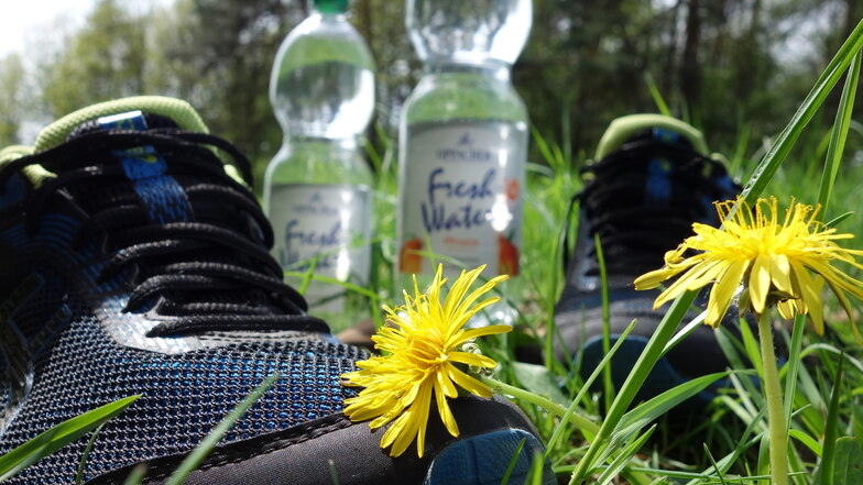 Nach dem Sport die Schuhe ausziehen und erst mal entspannen. Aber nicht vergessen, die Energiereserven aufzufüllen – zum Beispiel mit den Oppacher "Fresh Water"-Produkten.