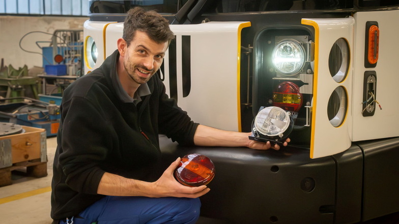 Techniker Nico Mauch tauscht in der DVB-Straßenbahnwerkstatt die Beleuchtung der Weihnachtsstraßenbahn aus.