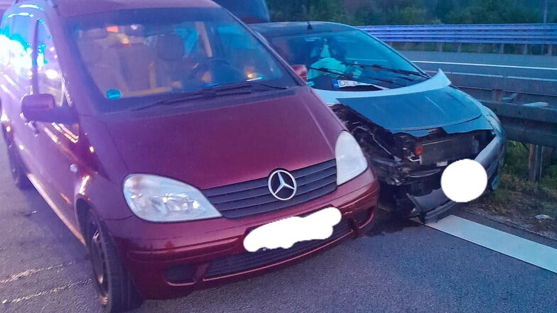 Bei einem Unfall auf der A4 wurden zwei Personen verletzt.