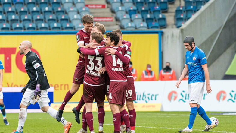 Die Mannschaft freut mit dem Torschützen Marco Hartmann über das 2:0. In bester Stürmer-Manier hatte der Routiner den Ball an Hansa-Torwart Markus Kolke vorbei ins Tor bugsiert.