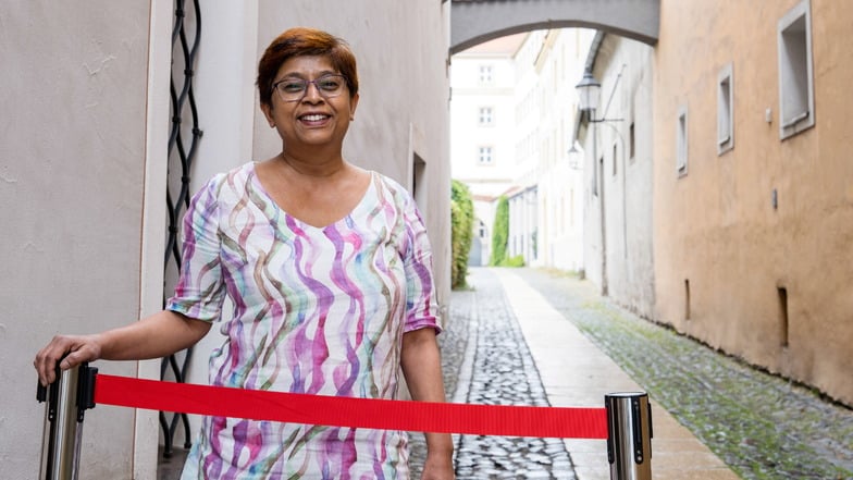 Uma Zimmermann freut sich, dass sie jetzt draußen in der Krebsgasse Plätze für das Café Oriental anbieten darf.