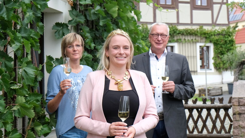 Die amtierende sächsische Weinkönigin Sabrina Schreiber (ehem. Papperitz) mit Coach Bernhard Holfeld und Jana Niehoff von der Winzergenossenschaft Meißen.