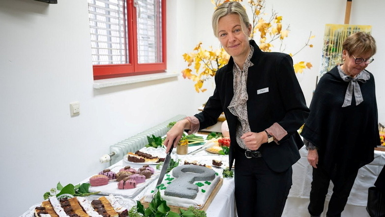 Anke Palm schneidet die Schlüssel-Torte an, die ihre Kollegen aus der JVA Zeithain gebacken haben.