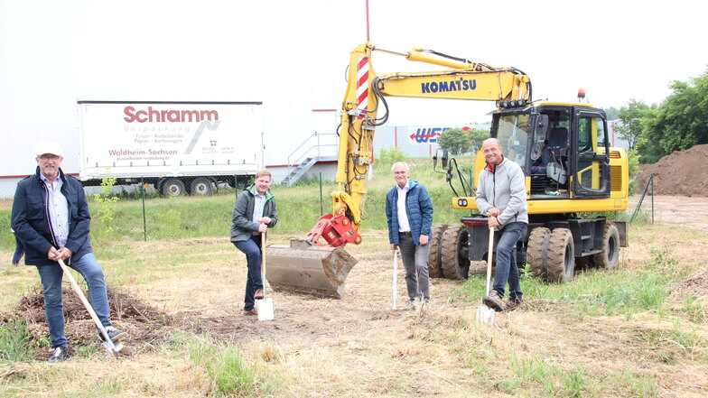 Erster Spatenstich in Waldheim: Dieter Voigtländer, Tom Graeber, Uwe Graeber und Enrico Häuptner (von links) starteten symbolisch den Bau einer neuen Fertigungshalle der Firma Schramm Verpackung im Gewerbegebiet.