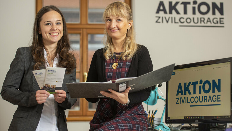AZ-Referentinnen Barbora Novotna (l.) und Marketa Knoppik: "Wir helfen Ehrenamtlern, damit sie ihre Aufgaben erfüllen können."