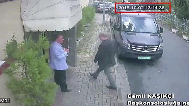 Dieses Videostandbild zeigt den saudischen Journalisten Jamal Khashoggi (r) beim Betreten des saudi-arabischen Konsulats. Khashoggi war dort im Oktober 2018 von einem saudischen Spezialkommando getötet worden.