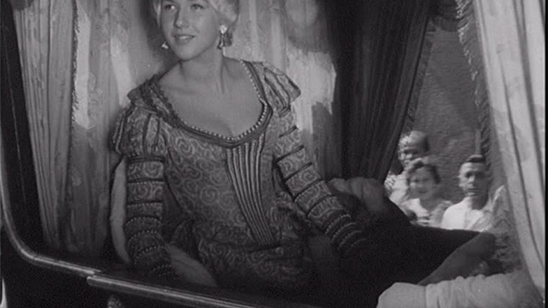 Hingebungsvoll schaut die Gräfin Cosel aus ihrer Kutsche. Im Film wird aber nicht sie die Hauptrolle spielen, sondern die Kinder.