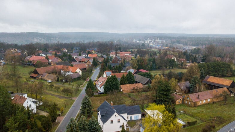 Luftaufnahme des Ortes Mühlrose, einem Ortsteil von Trebendorf,, der dem Kohleabbau zum Opfer fällt.