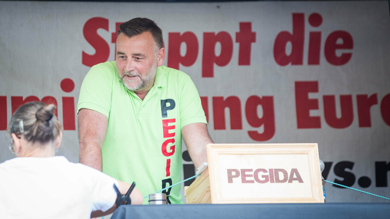 Pegida-Mitbegründer Lutz Bachmann wurde zu einer Geldstrafe in Höhe von 3.000 Euro verurteilt, nachdem er nach der Messerattacke in Chemnitz einen Haftbefehl verbreitet hatte.