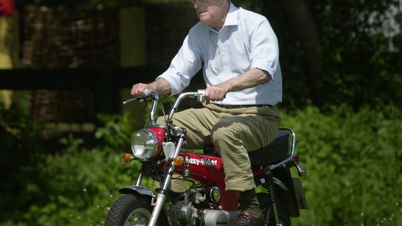 2002: Prinz Philip fährt auf einem kleinen Motorrad während der Royal Windsor Pferdeshow.