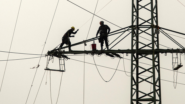 Spezialisten haben in den vergangenen Tagen auf Hochspannungsmasten in Radebeul-West die Leitungen entfernt.