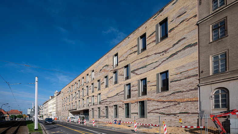 Die Fassade der Baustelle des Senckenberg-Campus an der Bahnhofstrasse in Görlitz ist ungewöhnlich gestaltet.