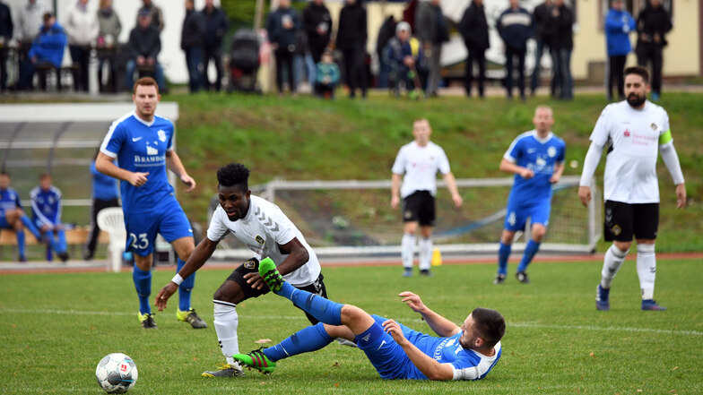 Der Roßweiner SV mit Tom Seydel (am Boden) - hier beim 4:0-Sieg gegen den  Döbelner SC - erwartet am Sonnabend den SV Ostrau.