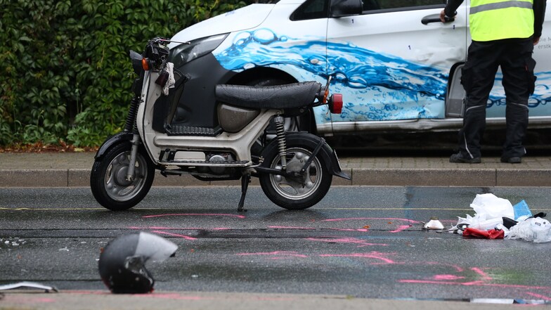 Die Dresdner Polizei ermittelt zu einem Unfall zwischen einem Kleintransporter und einem Moped, bei dem der Simsonfahrer tödlich verletzt wurde.