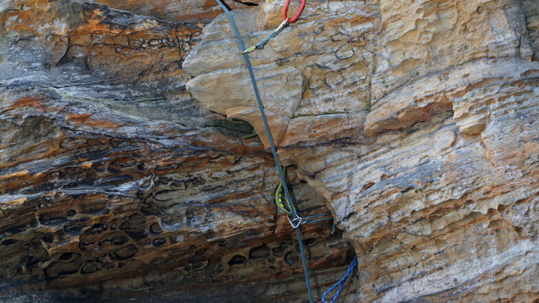 Sicherung beim Sandsteinklettern: Knotenschlingen werden in Felsrisse geklemmt. Sie müssen halten, falls der Kletterer stürzt.