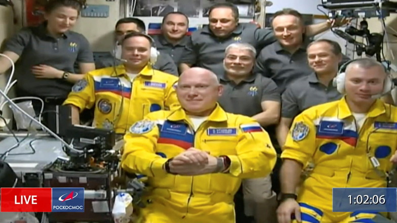 Russische ISS-Kosmonauten tragen Anzüge in Ukraine-Farben