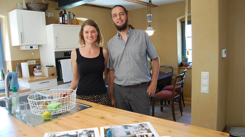 Stolz auf ihr neues Zuhause in einem alten Haus: Kristina Richter und Jan Köhler in der modernen Küche ihres Hauses in Eulitz.