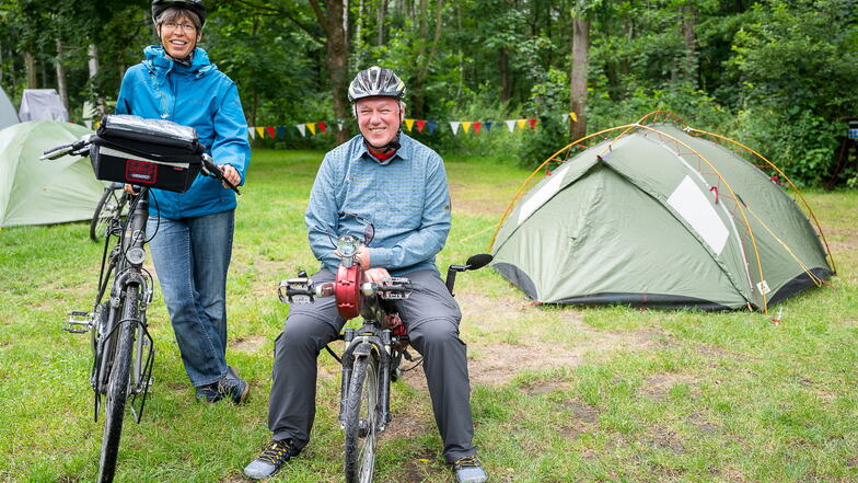 Elisabeth Seiler (li.) und Udo Scherer sind mit dem Fahrrad unterwegs in Ostsachsen. Aktuell campen sie im Kühlhaus in Görlitz.