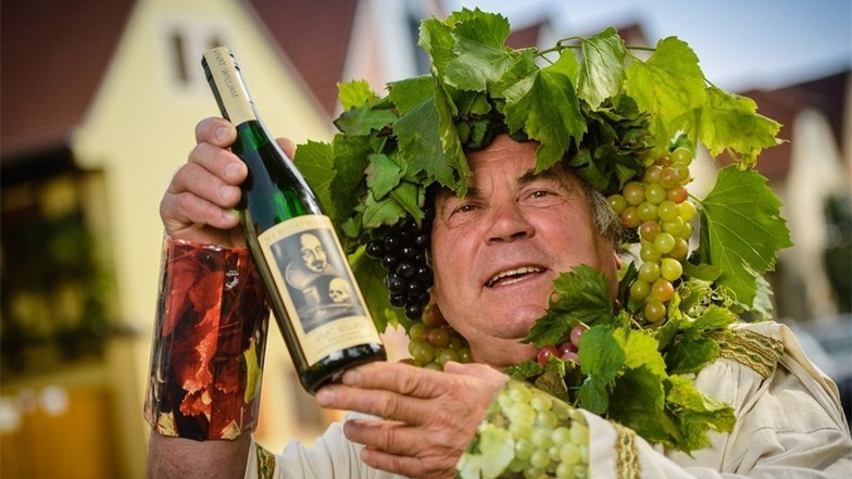 So kennen ihn viele Radebeuler aus den zurückliegenden Jahren – als Weingott Bacchus zur Eröffnung des Herbst- und Weinfestes in Kötzschenbroda.