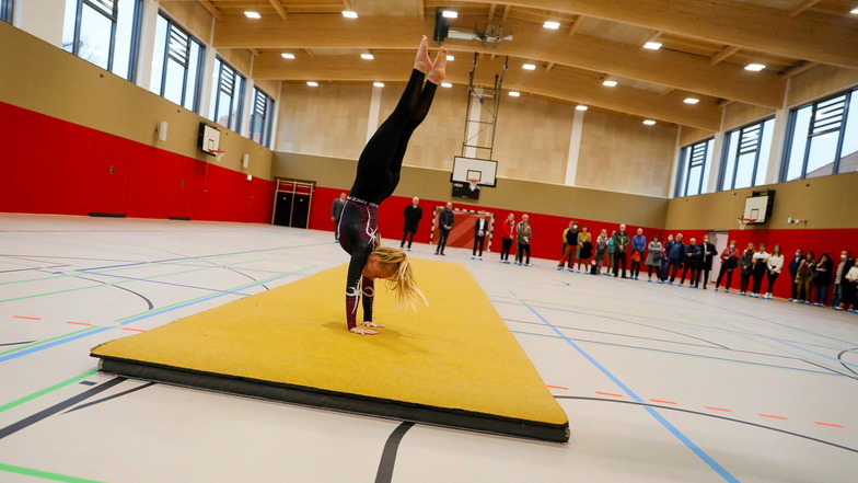 Helen Kirsche aus der 9.Klasse ist am Montag die erste Schülerin der Weinau-Oberschule, die in der neuen Sporthalle turnen darf.