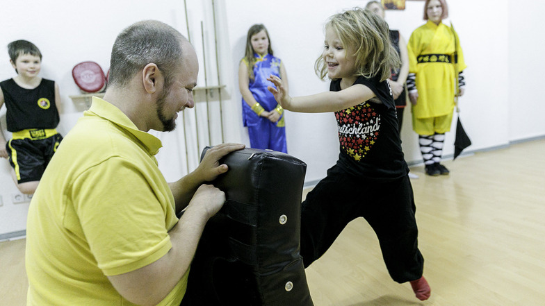 Die kleine Leonie trainiert bei Alexander Bastian in der Kampfkunstschule Phoenix am oberen Ende der Jakobstraße. Hinten rechts beobachtet Jugendtrainerin Snezhana Shakhurova das Geschehen.