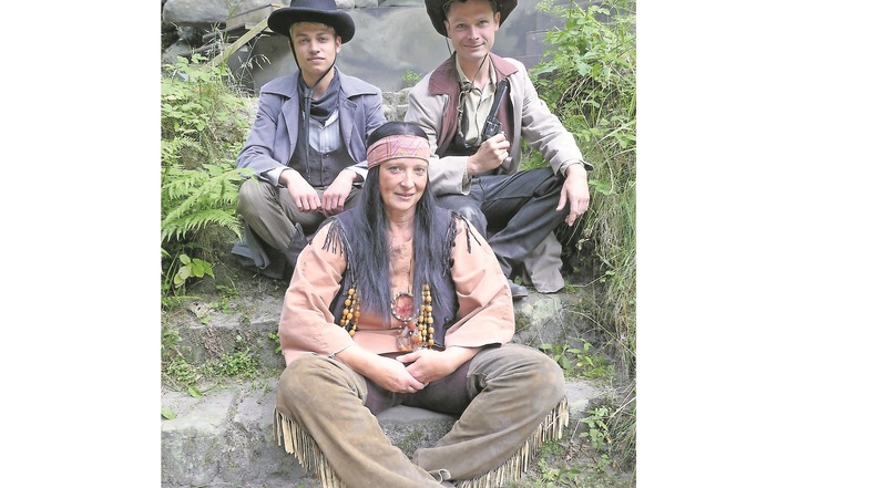 In Rathens Wildem Westen: Die Kampfkomparsen Oskar Fichte (17, links), Karola Hanke (52) und Christoph Uckermark (31) im Kostüm für „Winnetou I“.