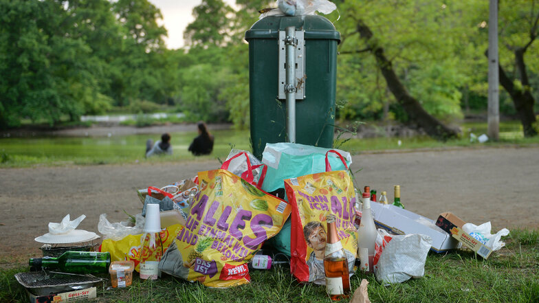 Vollgestopfte Mülleimer in Leipziger Park: Nicht erst seit der Corona-Krise ein Problem.