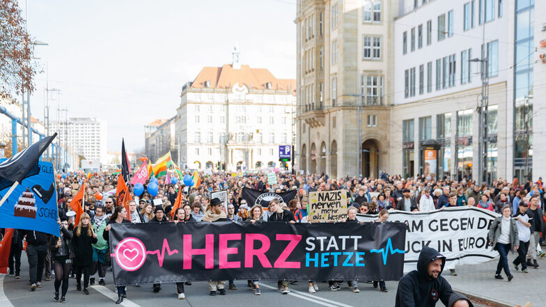 Teilnehmer der Demonstration "Herz statt Hetze" zogen schon zum vierten Pegida-Jahrestag 2018 durch die Dresdner Innenstadt, um für Weltoffenheit zu demonstrieren.