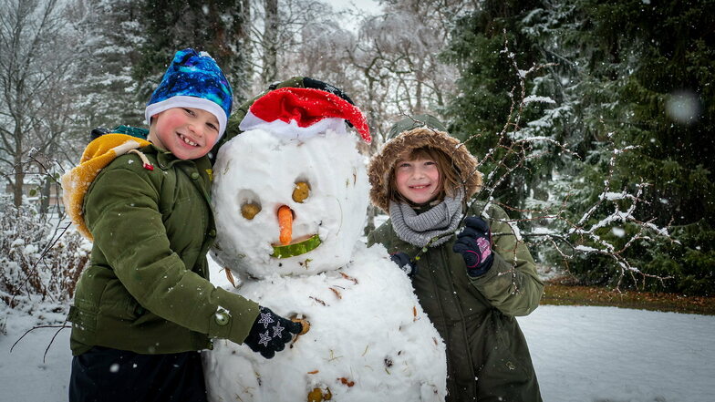 Alexander (7) und Jessica (10) haben im Stadtpark Hartha ihren ersten Schneemann mit Kartoffeln als Augen, Melonenschale als Mund und Weihnachtsmannmütze
in diesem Jahr gebaut.