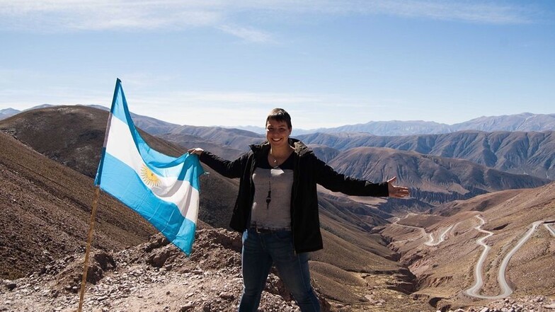 Das Erinnerungsfoto mit argentinischer Nationalflagge entstand auf dem Weg zu den Salinas Grandes.