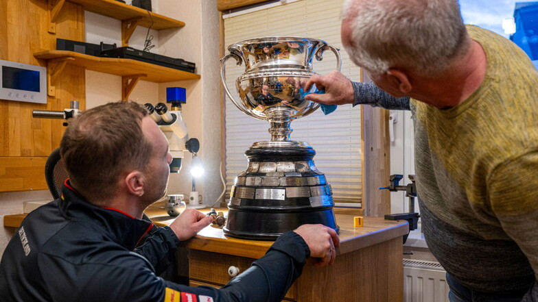 „The Francesco Friedrich Bobsleigh Challenge Cup“ steht jetzt auf der WM-Trophäe im Viererbob, die seit 1930 als Wanderpokal vergeben wird.